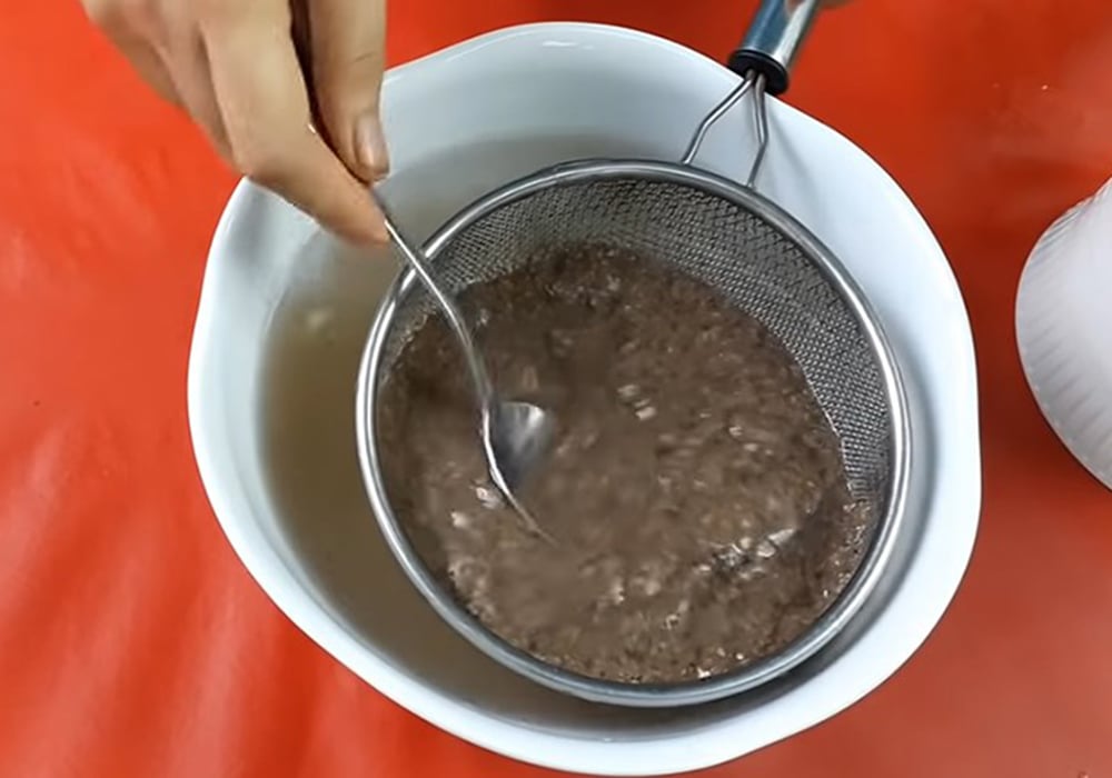 Dùng rây lọc cua đồng