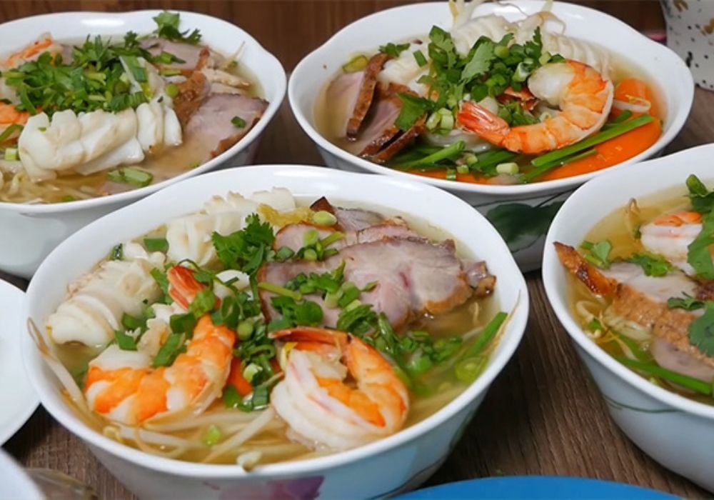 Tô mì hải sản tôm mực xá xíu