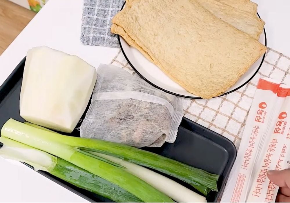 Nguyên liệu làm súp chả cá Hàn Quốc