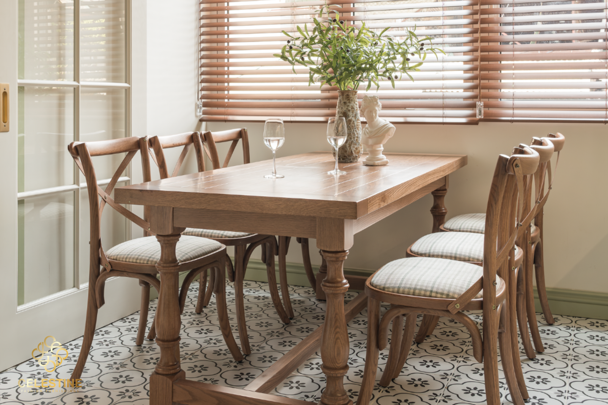 Ánh sáng tạo nên bầu không khí ấm áp cho dining room.