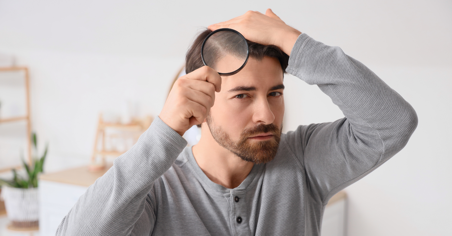 Vì sao nam giới tuổi 40 dễ rụng tóc hơn?