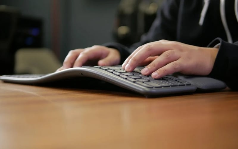 Bàn phím Logitech công thái học phù hợp với người gõ nhiều giờ mỗi ngày