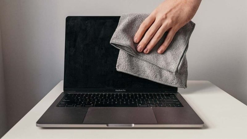 Luôn vệ sinh bề mặt máy bằng khăn mềm khô