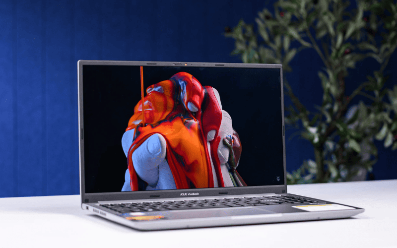 Nhóm sinh viên đồ họa cần chọn laptop có màn hình đẹp, màu sắc chuẩn