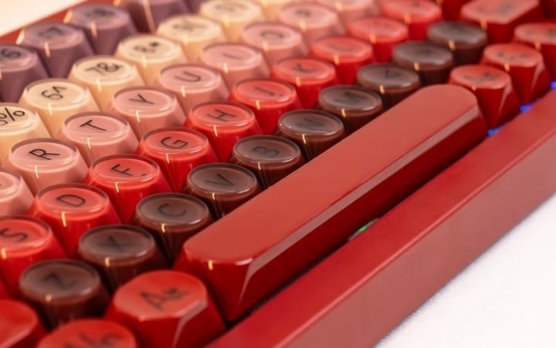Keycap PBT bền, bề mặt ít bóng hơn ABS