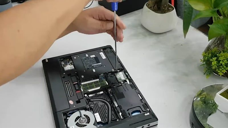Nếu laptop còn bảo hành, nên ưu tiên trung tâm bảo hành