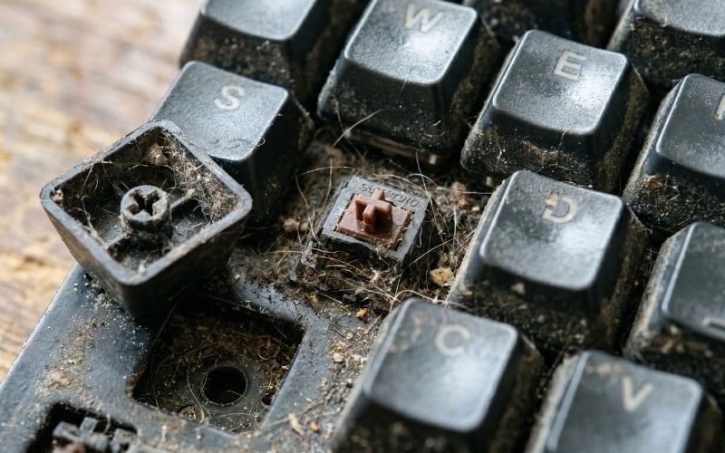 Switch và keycap bám bụi bẩn sau thời gian dài sử dụng làm cản hành trình phím