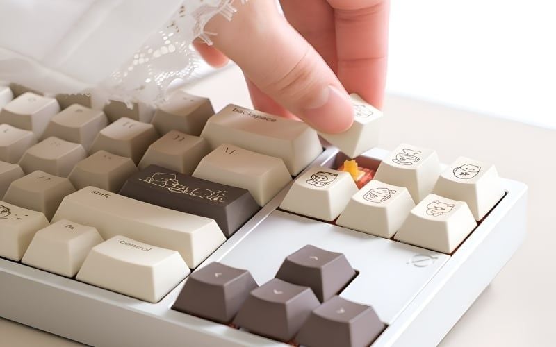 Chờ bàn phím khô hoàn toàn rồi gắn lại keycap và test
