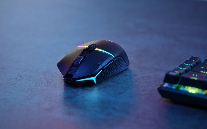 Chuột Corsair nổi bật với thiết kế chắc chắn và khả năng tùy chỉnh cao cho game thủ
