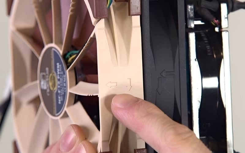 Bạn cần lưu ý và lắp đúng hướng quay của quạt