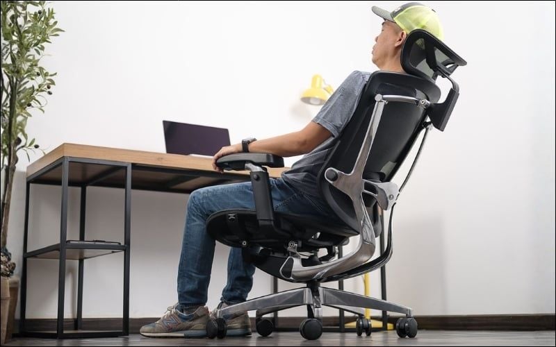 Ghế công thái học hỗ trợ tư thế ngồi đúng, giảm áp lực lên cột sống, cổ, vai và thắt lưng
