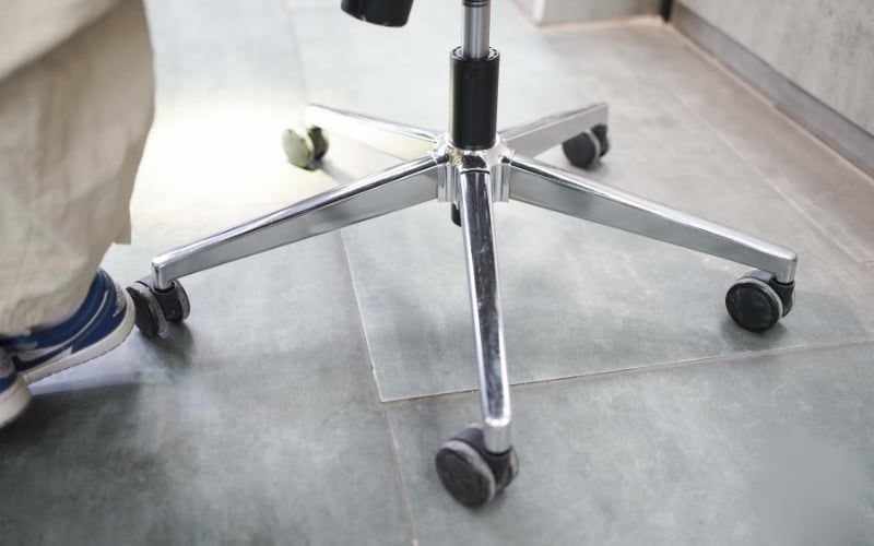 Chân ghế chắc chắn kết hợp bánh xe giúp di chuyển êm ái và bảo vệ mặt sàn