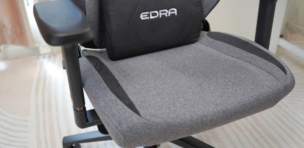 Ghế được bọc vải kháng khuẩn cao cấp, mang lại cảm giác mềm mại và thoáng khí