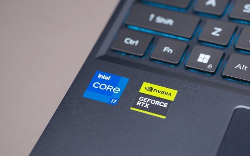 Học Photoshop, Illustrator, Premiere,... nên ưu tiên laptop có card rời