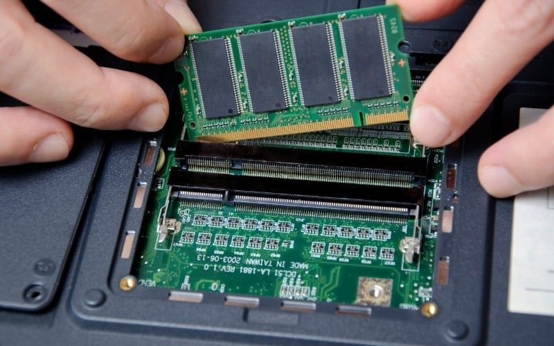 Nếu ngân sách thấp, nên ưu tiên máy có thể nâng cấp RAM