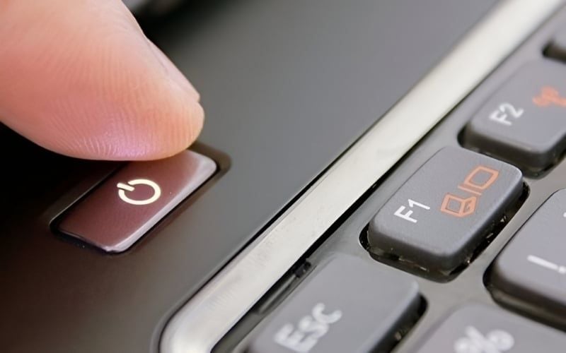 Sử dụng nút nguồn đúng cách để tắt hoặc đưa laptop về trạng thái nghỉ an toàn