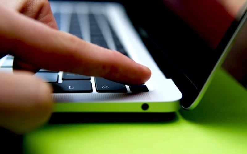 Chỉ tắt máy bằng nút nguồn khi máy treo cứng hoàn toàn và không còn phản hồi