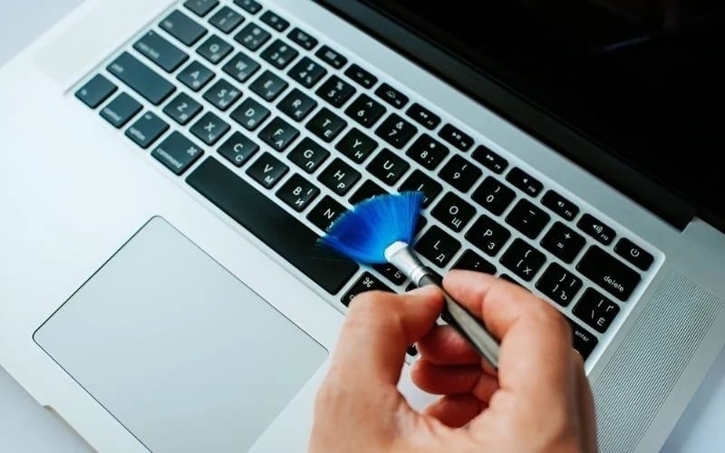 Sử dụng cọ để làm sạch dọc theo các khe hở của bàn phím