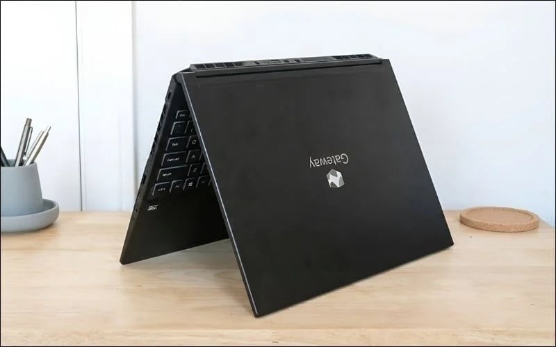Lật úp laptop tạo thành hình chữ V ngược để nước chảy ra ngoài
