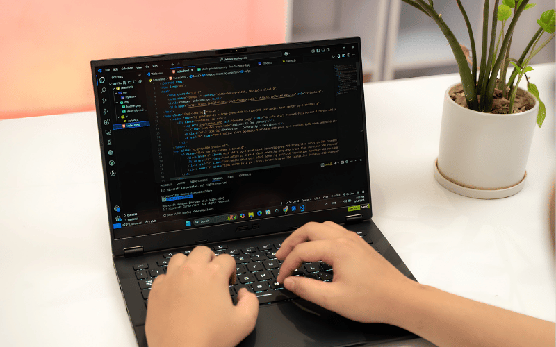 Chọn laptop có CPU tối thiểu Intel Core i5 hoặc AMD Ryzen 5