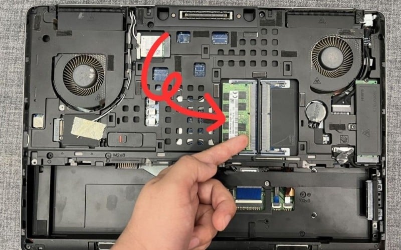 Cân nhắc laptop có khe nâng cấp RAM để mở rộng dung lượng sau này