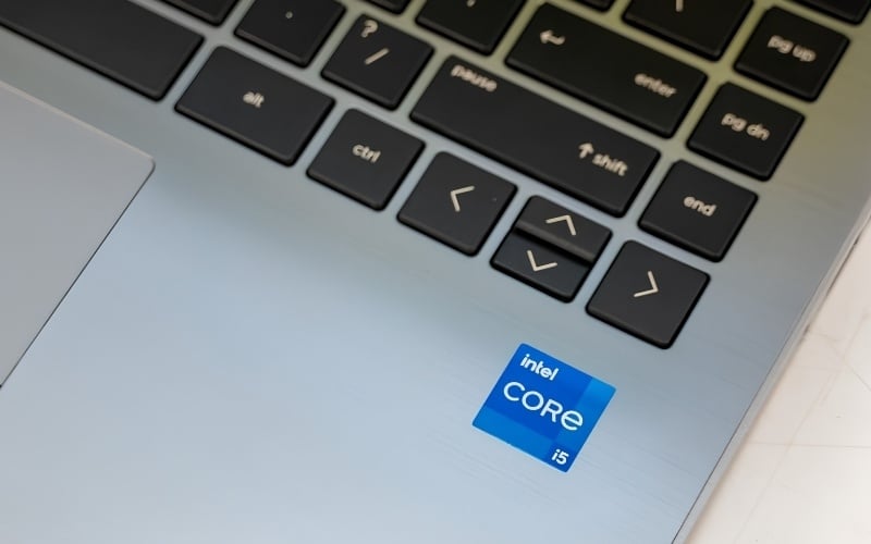 Intel Core i5, AMD Ryzen 5 đời mới hoặc Core Ultra 5 là mức đủ dùng
