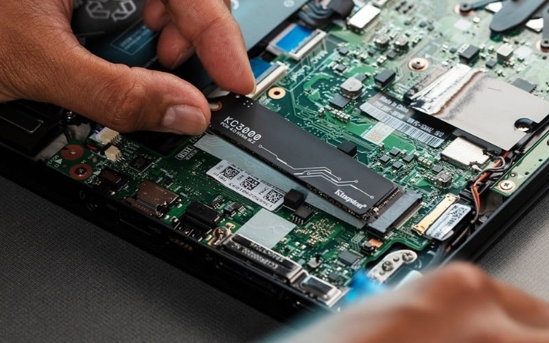 SSD NVMe 512GB là mức tối thiểu đủ cho hệ điều hành, phần mềm, tài liệu học tập,...