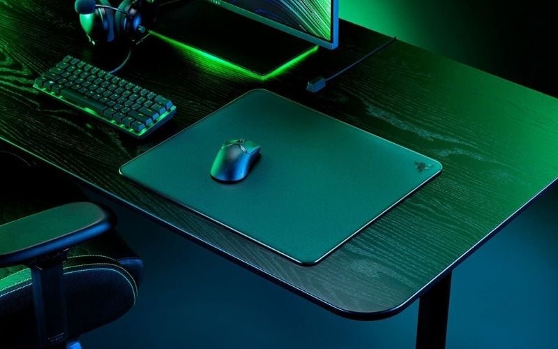 Razer nổi bật với lót chuột cứng từ kính cường lực, cho độ mượt và chính xác tối đa