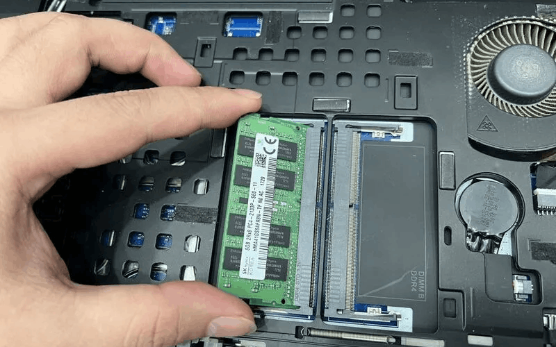 Ram bẩn hoặc lỏng cũng có thể là nguyên nhân khiến cho laptop không lên nguồn