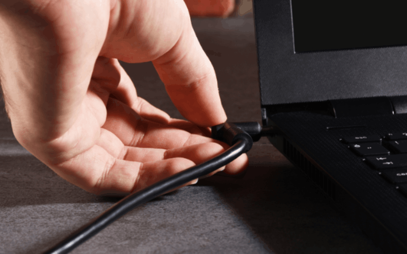 Nhiều laptop cạn pin cần phải sạc 10-15 phút mới có thể lên nguồn