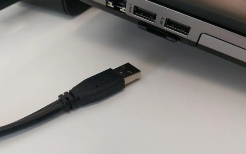Bạn hãy thử ngắt hết toàn bộ thiết bị ngoại vi khỏi laptop
