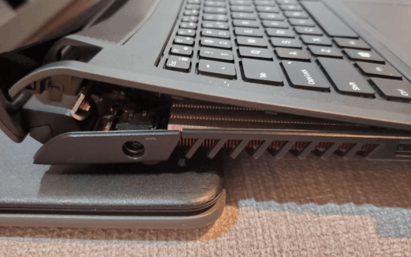 Bạn cần mang laptop ra trung tâm sửa chữa trong trường hợp bị va đập mạnh