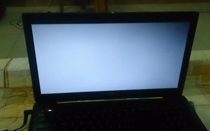 Bạn hãy kiểm tra lại sạc, pin và nhiệt độ máy khi laptop lên rồi tắt