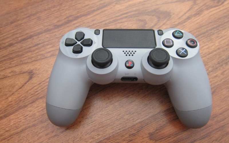 Tay cầm PS4 cho phép người chơi điều khiển nhân vật và tương tác với môi trường game một cách trực quan