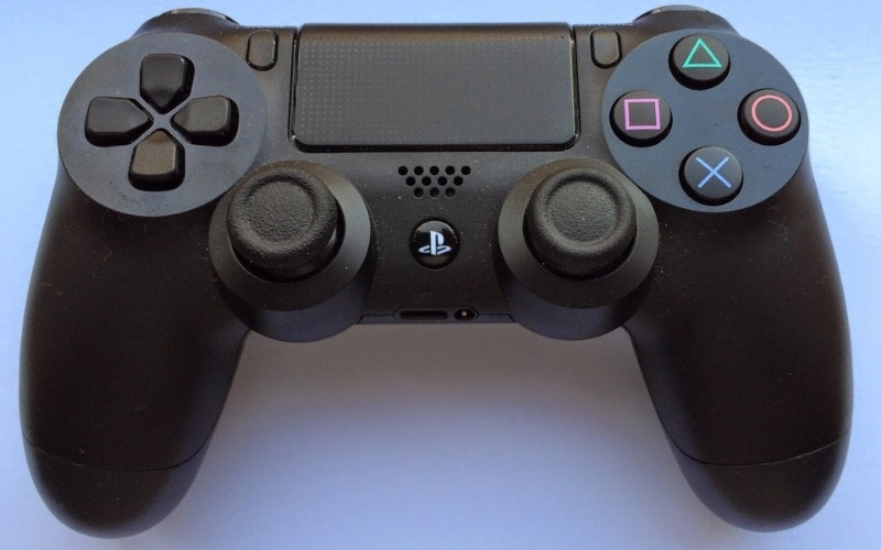 DualShock 4 là tên gọi chính thức của tay cầm chơi game được Sony thiết kế riêng cho hệ máy PlayStation 4