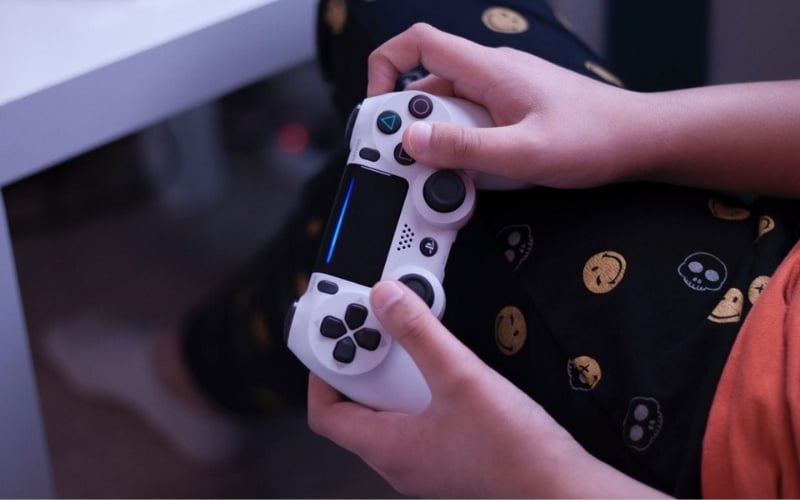 Tay cầm PS4 có thể hoạt động với máy PS5 nhưng chỉ dùng để chơi các tựa game PS4 tương thích ngược