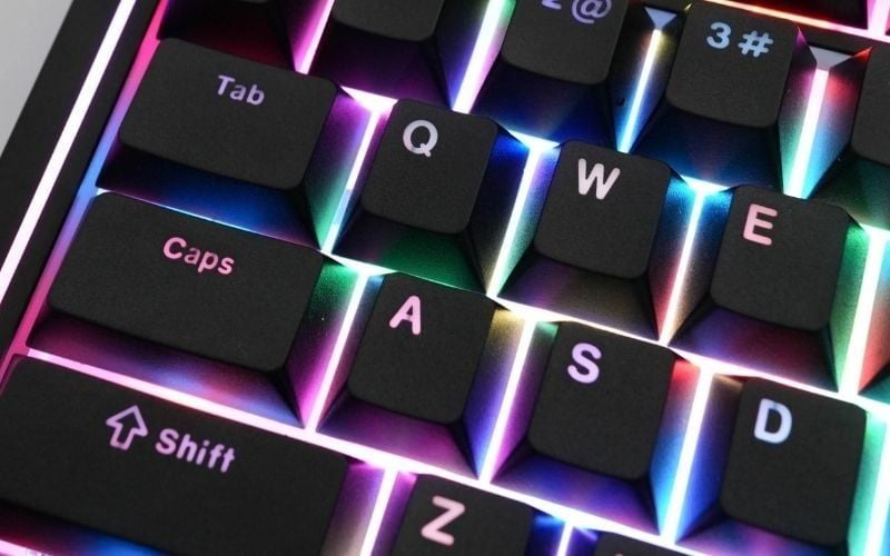 Shine-through là keycap cho ánh sáng LED xuyên qua ký tự