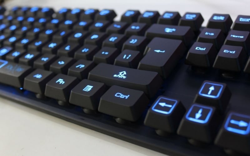 Kiểm tra độ cứng của vỏ, ký tự trên keycap, chân kê,... trước khi mua