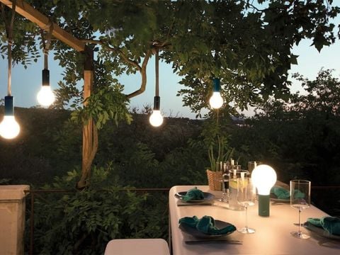 Các mẫu đèn trang trí ngoài trời sang trọng và cá tính