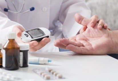 Người bệnh đái tháo đường cần chuẩn bị gì trước khi nhổ răng?