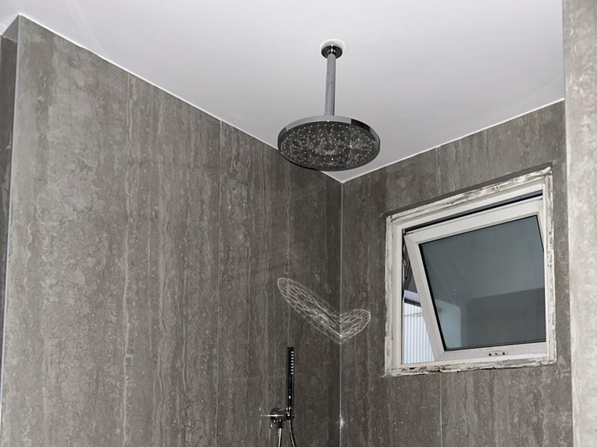 Bát sen gắn trần TOTO TBW10010V tạo cảm giác gọn gàng và rộng rãi cho phòng tắm