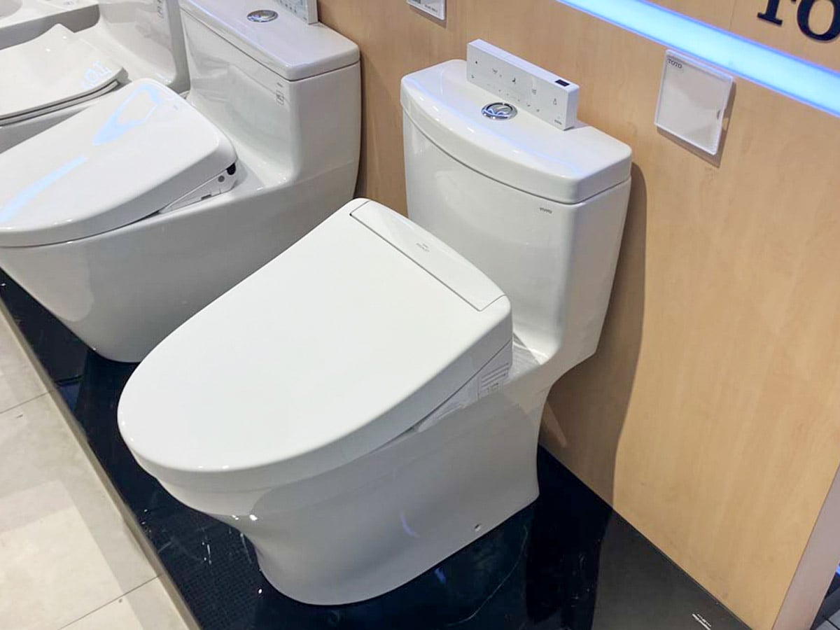 Bồn cầu thông minh TOTO MS889CDRW25 thiết kế gấu dậy hiện đại