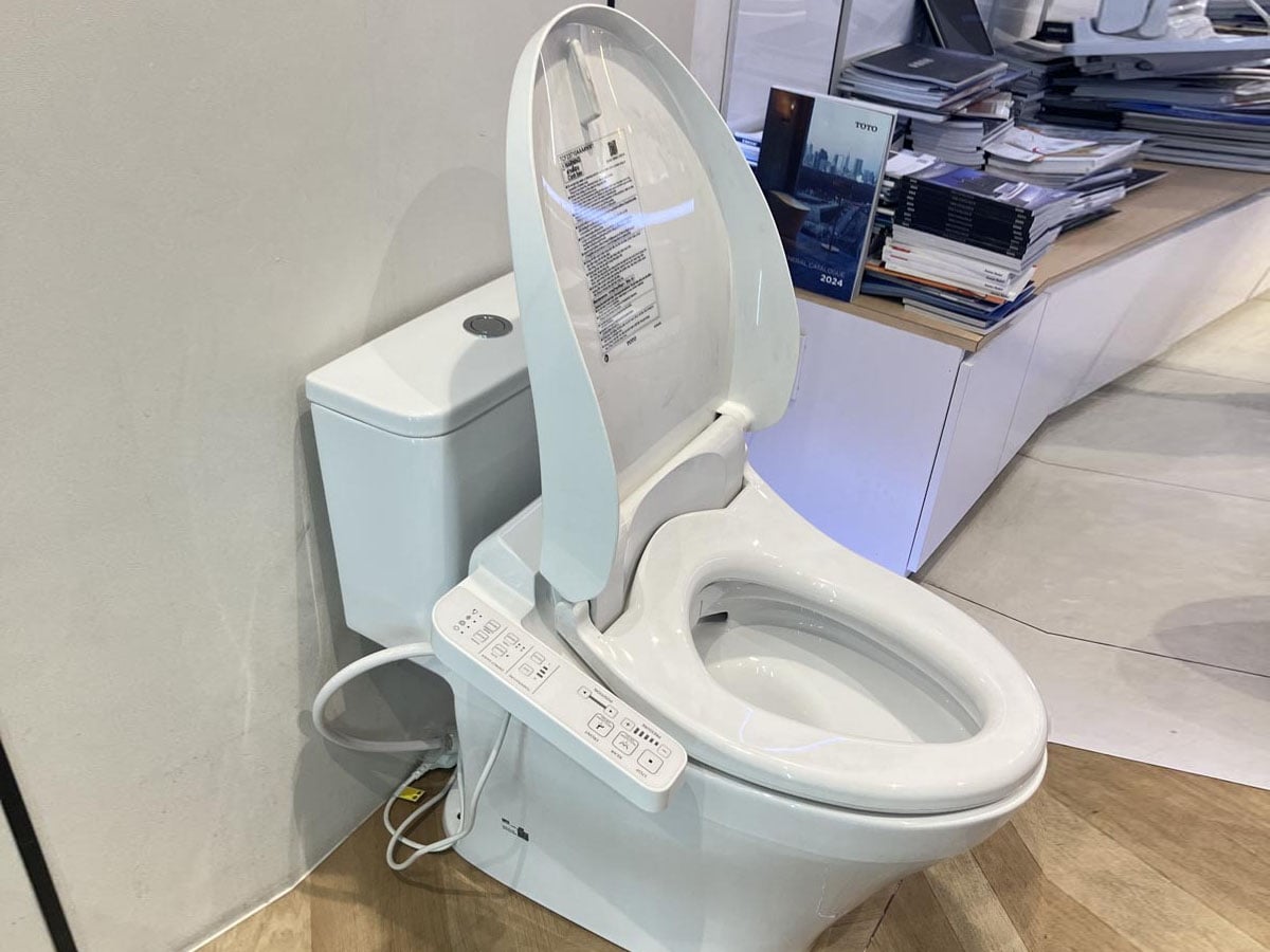 Men sứ chống bám dính CEFIONTECT mịn màng trên bồn cầu TOTO MS857DW18