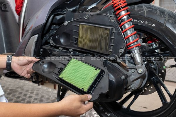 kiểm tra và thay lọc gió xe máy tại HEAD Hoàng Việt