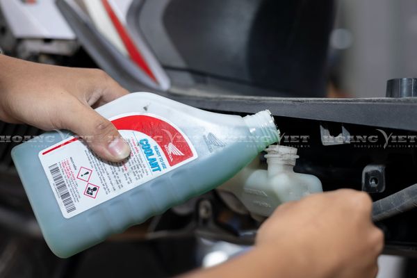 kiểm tra nước làm mát tại HEAD Hoàng Việt