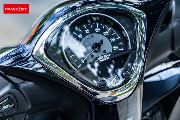 Honda SH Mode tại HEAD Hoàng Việt với mặt đồng hồ hiển thị rõ các thông số cần thiết