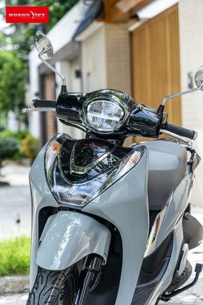 Honda SH Mode tại HEAD Hoàng Việt với đầu đèn ấn tượng, sang trọng