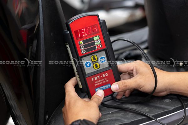 kiểm tra ắc quy tại HEAD Hoàng Việt