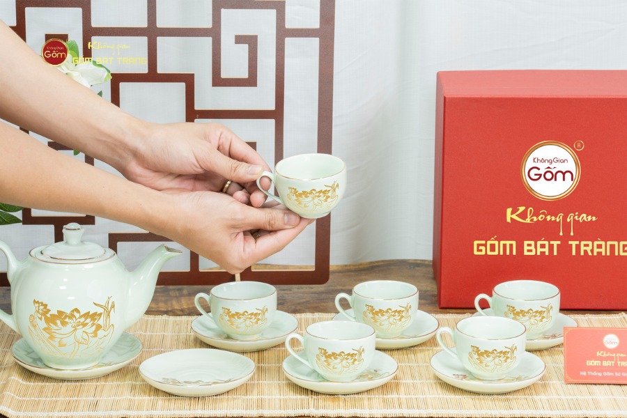 Bộ Trà Men Trắng Dáng Minh Long Hoa Sen Vẽ Vàng