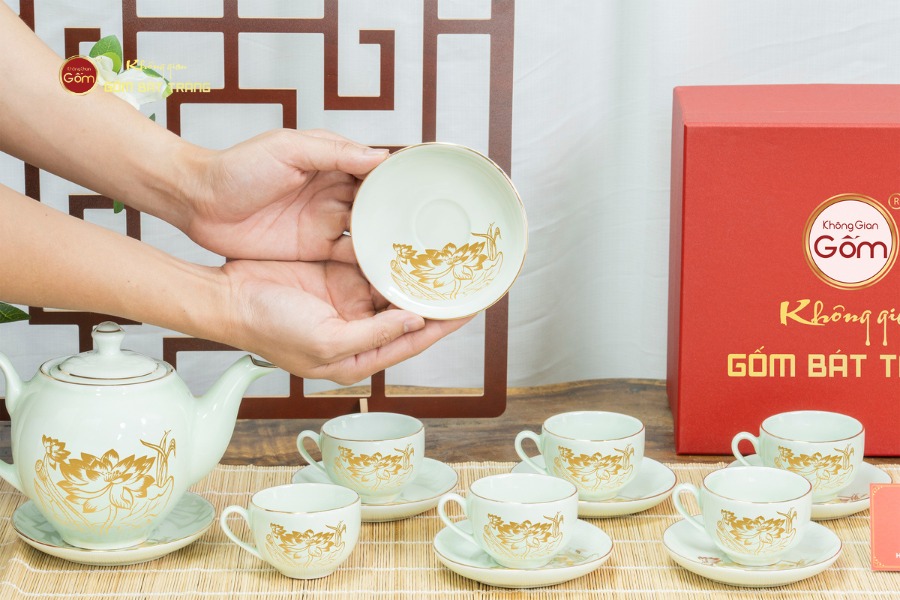 Bộ Trà Men Trắng Dáng Minh Long Hoa Sen Vẽ Vàng